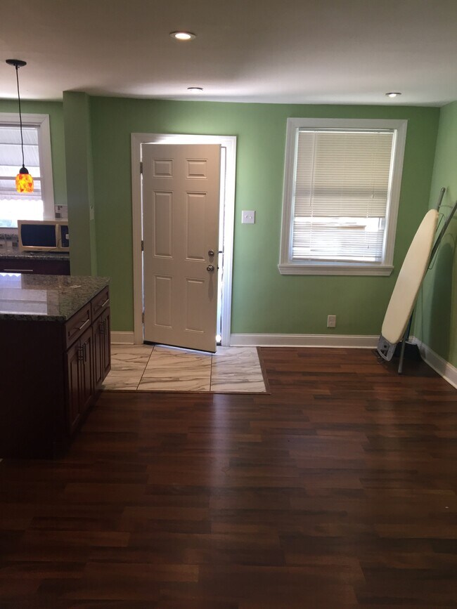 Sala de estar - 5304 Harbison Ave