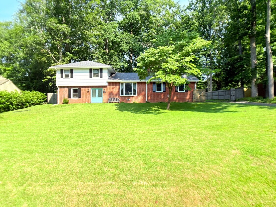 Foto principal - Large fenced in yard and Sun room!