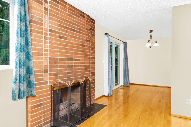 Foto del edificio - Grasslawn Park  Redmond Tri-level home