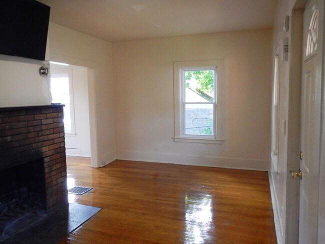 Building Photo - AVAILABLE 6/1/26 - House for Rent Near Sho...