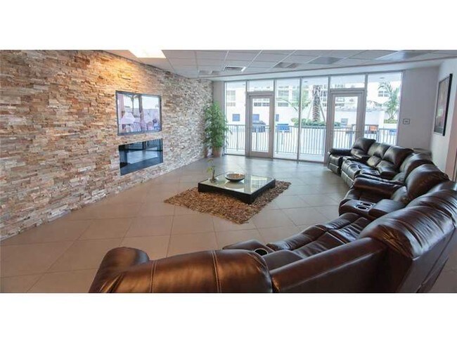 Building Photo - 1750 N Bayshore Dr