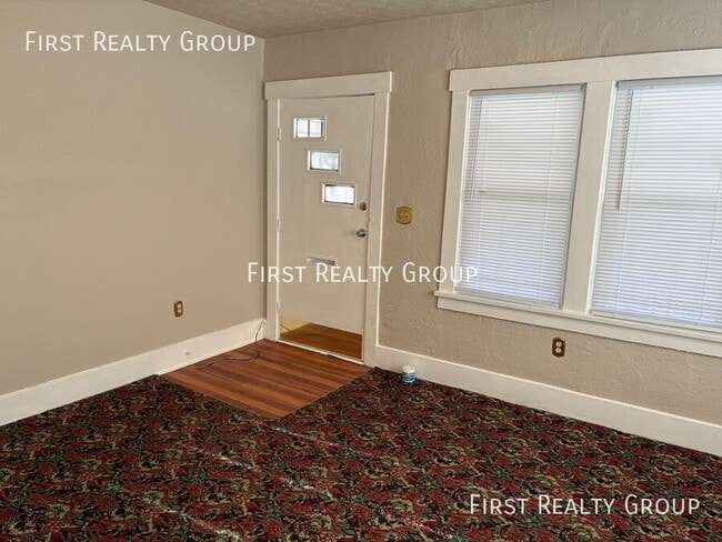 Building Photo - 909 Iola Ave