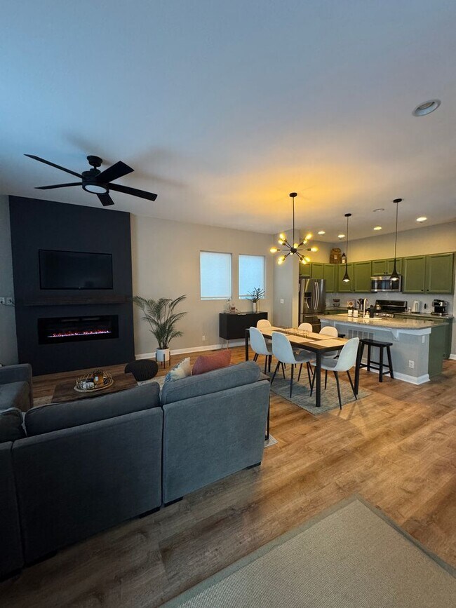 Foto del edificio - Live in a modern 4 bed / 4 bath home in Denver—without paying “entire house” rent.