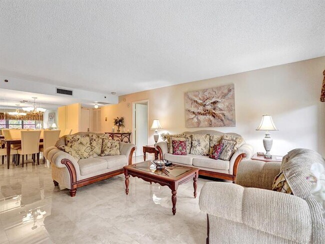 Foto del edificio - 3200 Port Royale Dr N