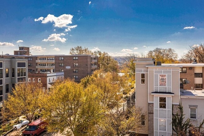 Foto del edificio - Stunning Three Bedroom w/Parking!