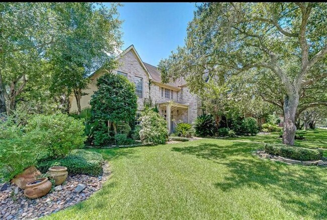 Foto del edificio - 19507 Laurel Park Ln