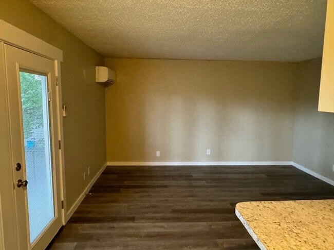 Foto del edificio - 632 Berrydale Ave