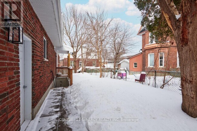 Building Photo - 555-555 Churchill Ave N