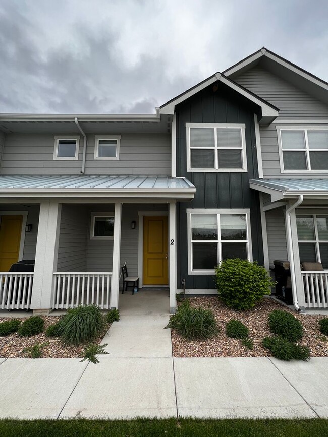 Building Photo - Bright & Spacious 2 Bedroom, 2.5 Bathroom Townhome!