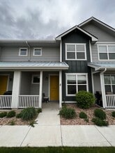 Building Photo - Bright & Spacious 2 Bedroom, 2.5 Bathroom Townhome!