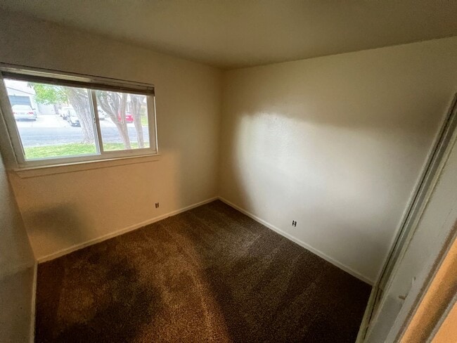 Building Photo - 1906 Bowling Green Dr