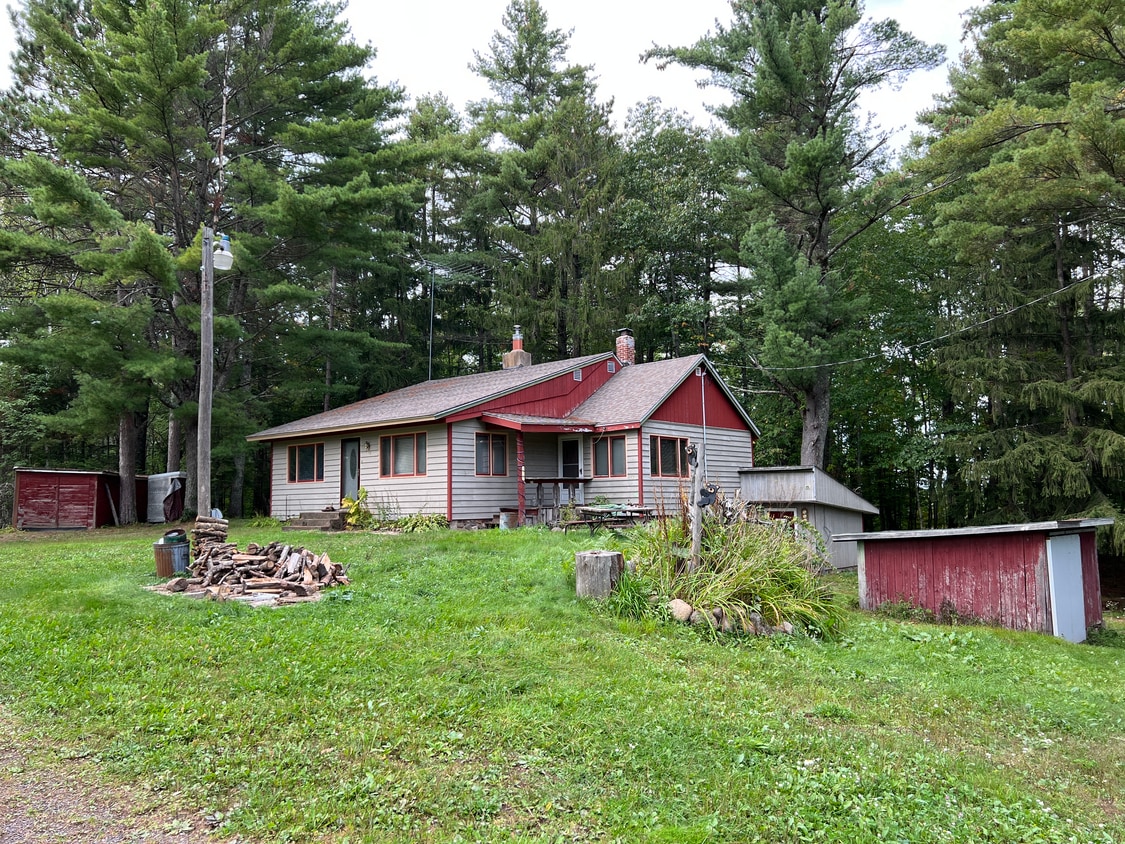 front picture of house - 11822 WI-77