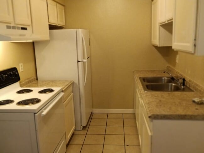 Building Photo - NICE 2-BEDROOM, 2-BATHROOM TOWNHOME WITH F...