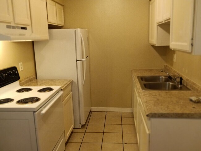 Foto del edificio - NICE 2-BEDROOM, 2-BATHROOM TOWNHOME WITH F...