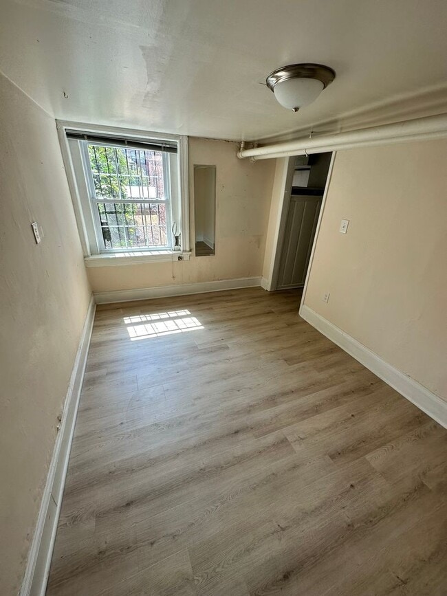 Building Photo - Walkout 1BR Basement Condo in the Heart of...