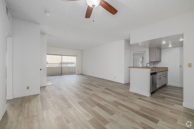2 habitaciones, 2 baños - 1050 pies cuadrados - Sala de estar - 14400 Dickens St