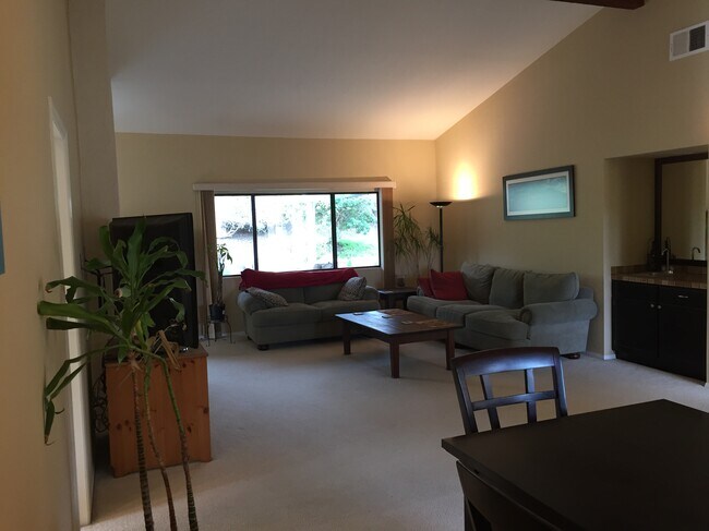 Fotografía tomada desde el comedor hacia la sala de estar. - 2094 Balboa Cir