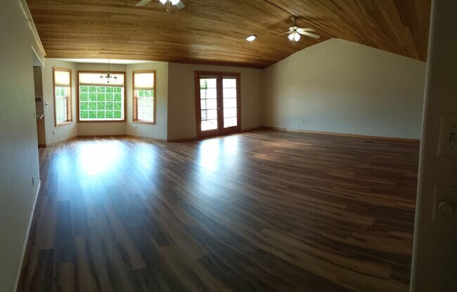 Foto del edificio - Best 2 Bedroom - 2 Bath Duplex Unit On The Market