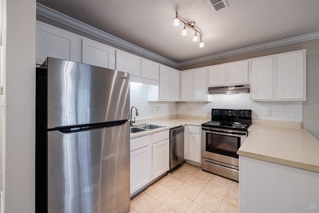 Building Photo - Forest Pointe