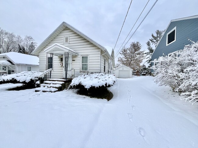 Building Photo - Two Bedroom Home in Northeast Grand Rapids