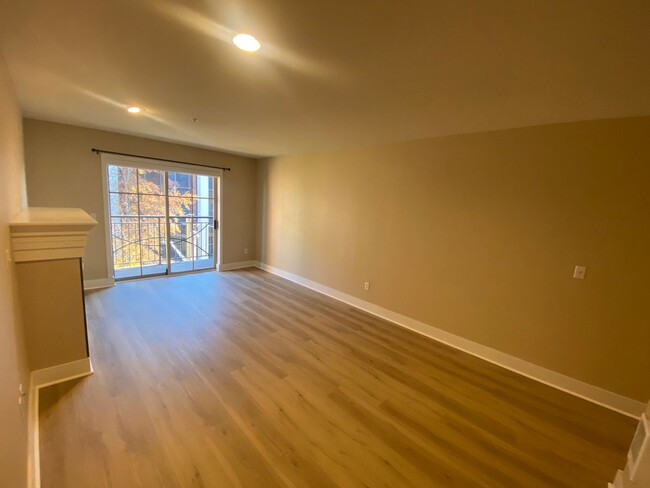 Foto del edificio - Queen Anne Condo with Parking and Storage