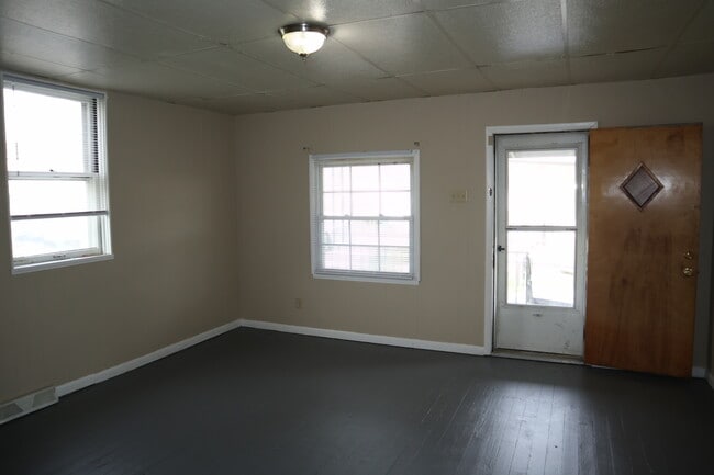 Building Photo - 823 Crest Ave