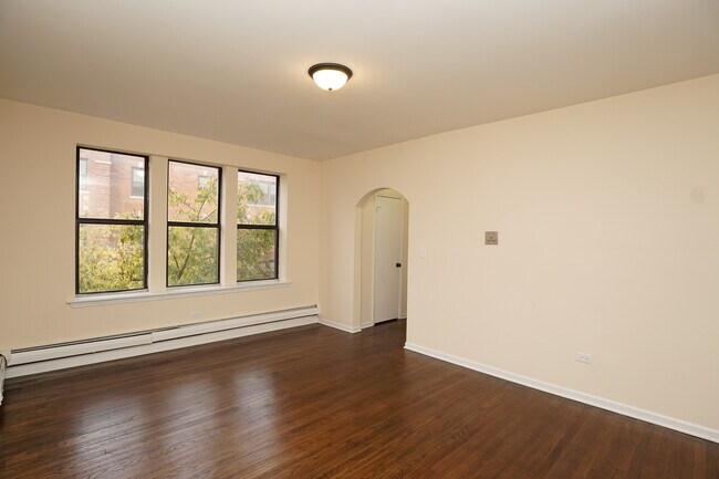 Building Photo - Recently Renovated 2bed in the heart of Lo...
