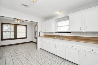 Building Photo - 109 Amundsen St