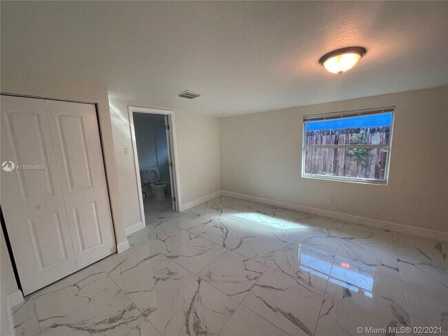 Foto del edificio - 3327 NW 101st St