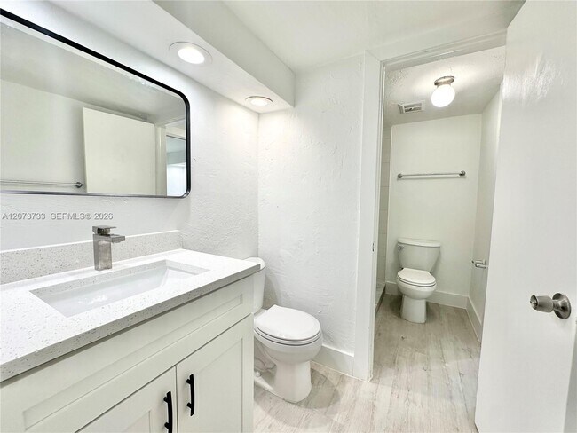 Foto del edificio - 6890 N Kendall Dr