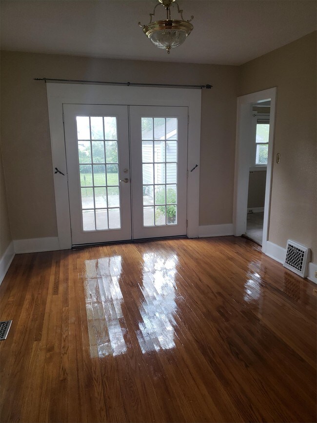 Building Photo - 2327 Eastbrook Dr