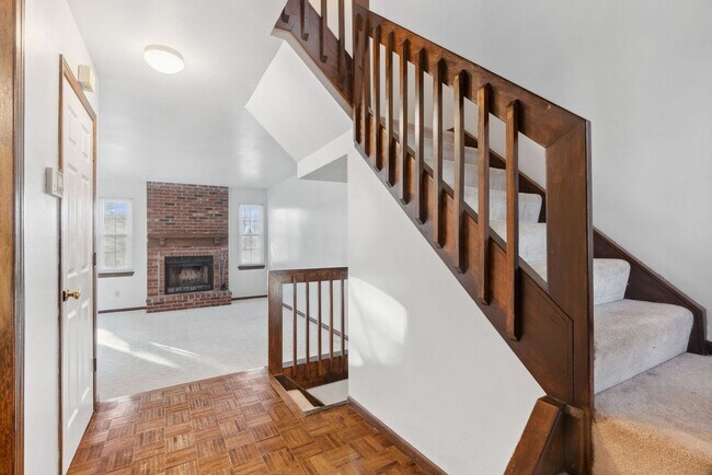 Foto del edificio - COMING SOON - Spacious 2-Bed, 3.5-Bath Townhouse with Stunning Lake Views