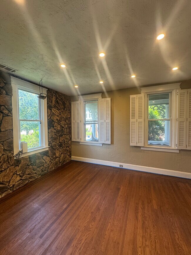 Spacious Living room with lots of natural lighting, newly stained hardwood floors - 73 Edmondson Ridge Rd
