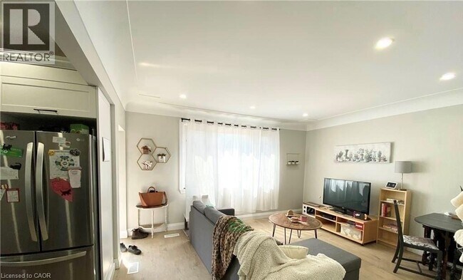 Building Photo - 889 Fennell Ave E