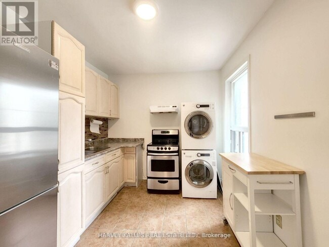 Building Photo - 832 St Clair Ave W