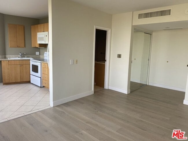 Building Photo - 4316 Marina City Dr