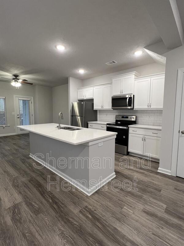 Foto del edificio - 7038 Hummingbird Dr