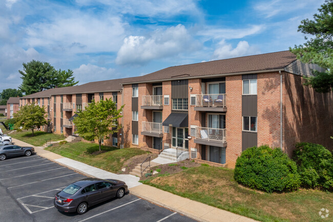 Building Photo - Colonial Crest Apartments