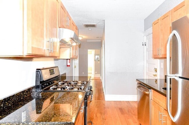 Foto del edificio - 229-231 Chestnut Hill Ave