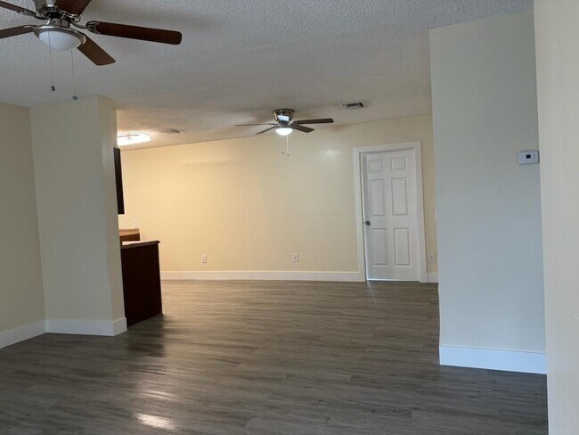 Foto del edificio - 6817 SW 10th St