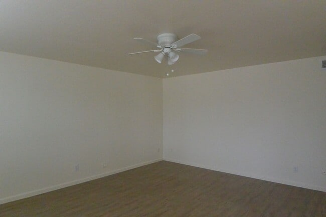 Building Photo - 3 Bedroom 2 Bathroom in Tulare!