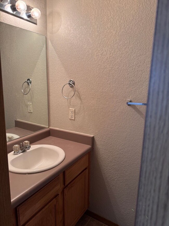 Building Photo - 4915 Butte Ln