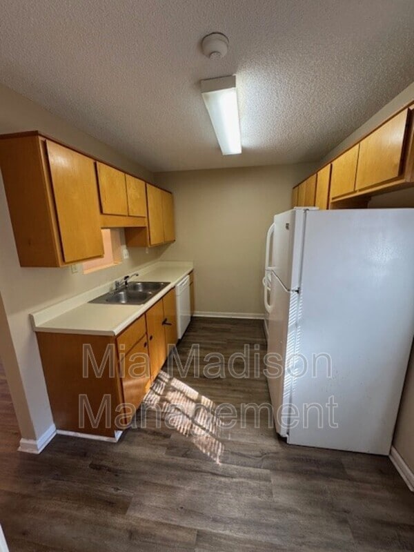 Building Photo - 141 Hunt Club Ct