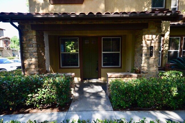 Building Photo - Beautiful two story 3 bedroom condo in gre...