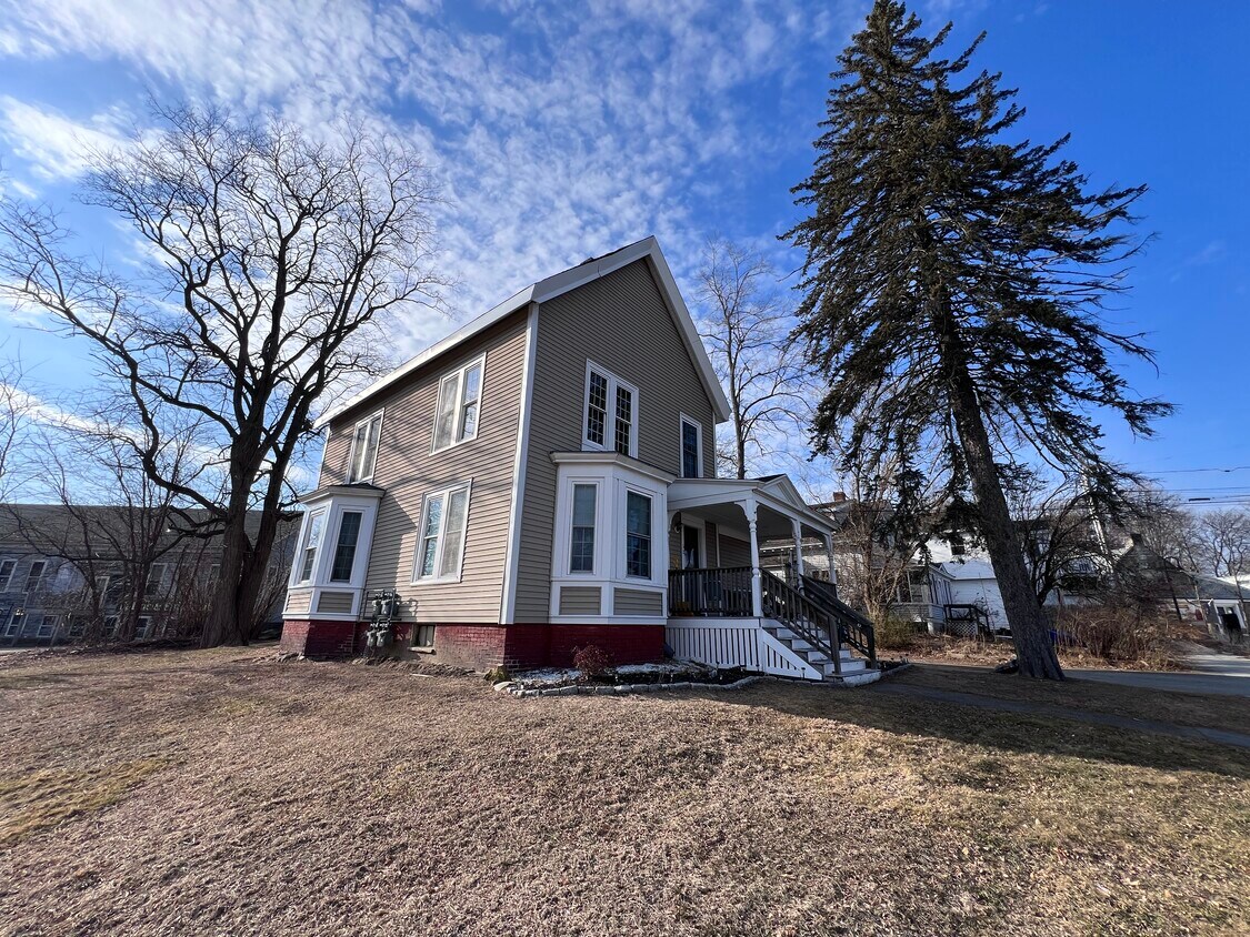 52 Lincoln St Unit B, Exeter, NH 03833 Apartments in Exeter, NH