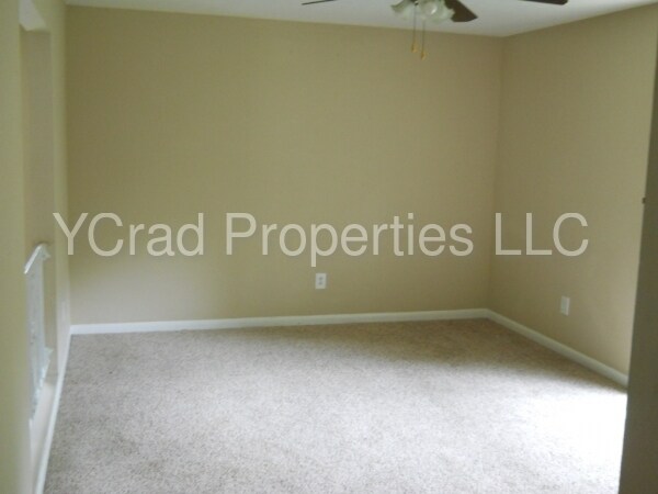 Building Photo - 8894 Ashwood Dr