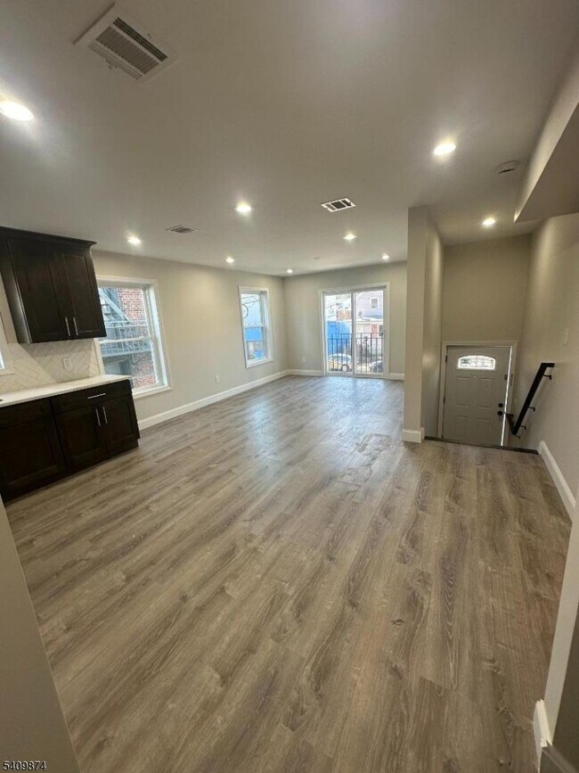 Foto del edificio - 393 E 27th St