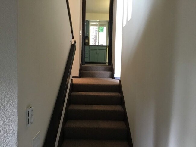 Foto del edificio - Beautiful 2 Bedroom, 2.5Bathroom Duplex Located Near Amazon Park