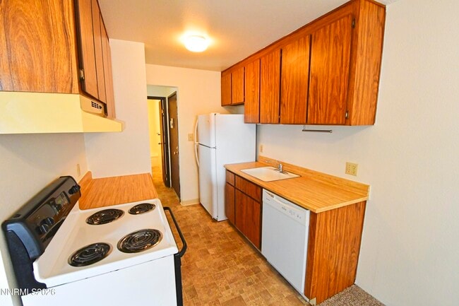 Building Photo - 400 S Saliman Rd