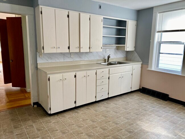 La cocina incluye triturador de basura. - 1039 Palmer Ave